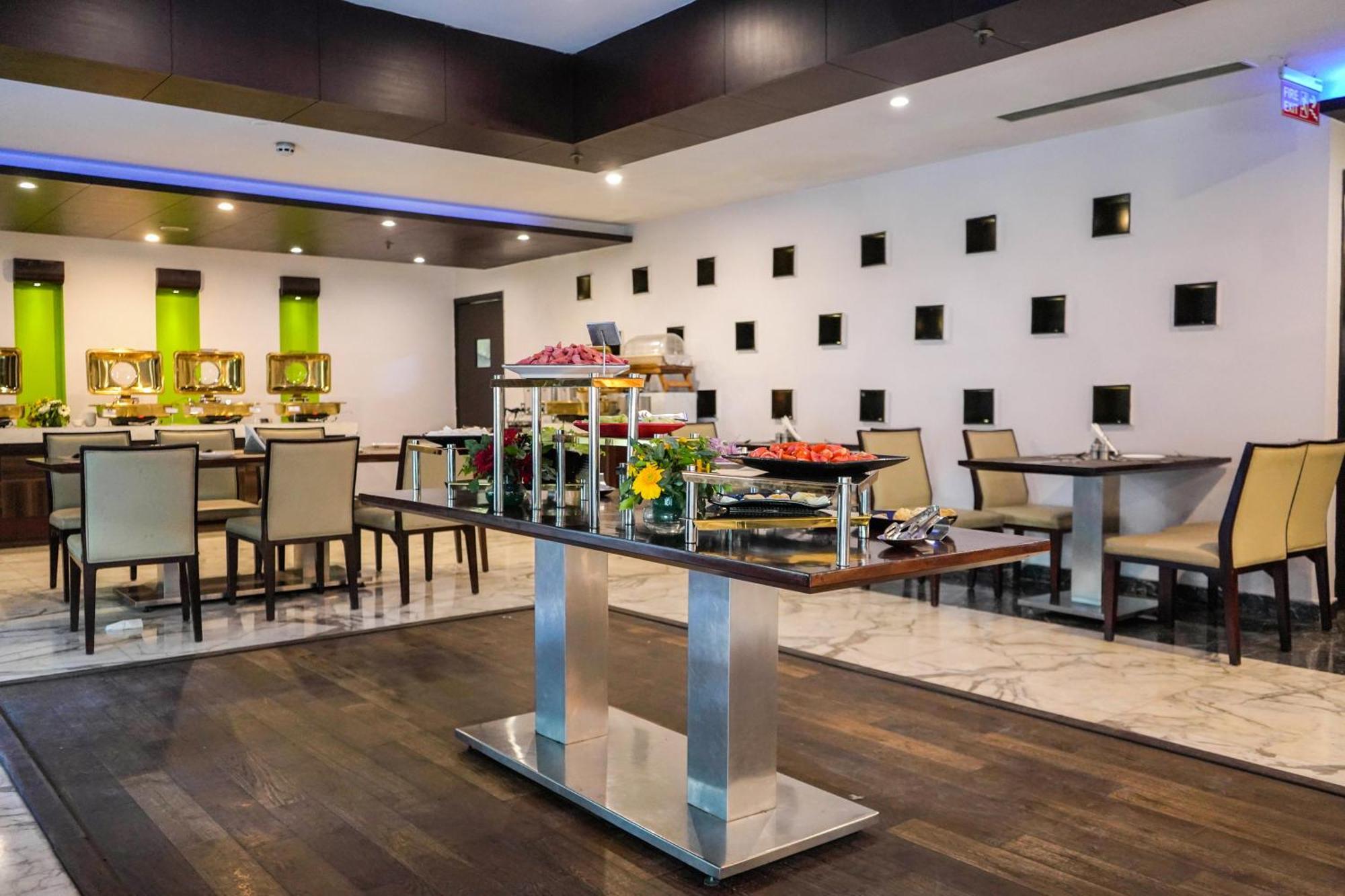 Treehouse Queens Pearl Gurgaon Eksteriør bilde