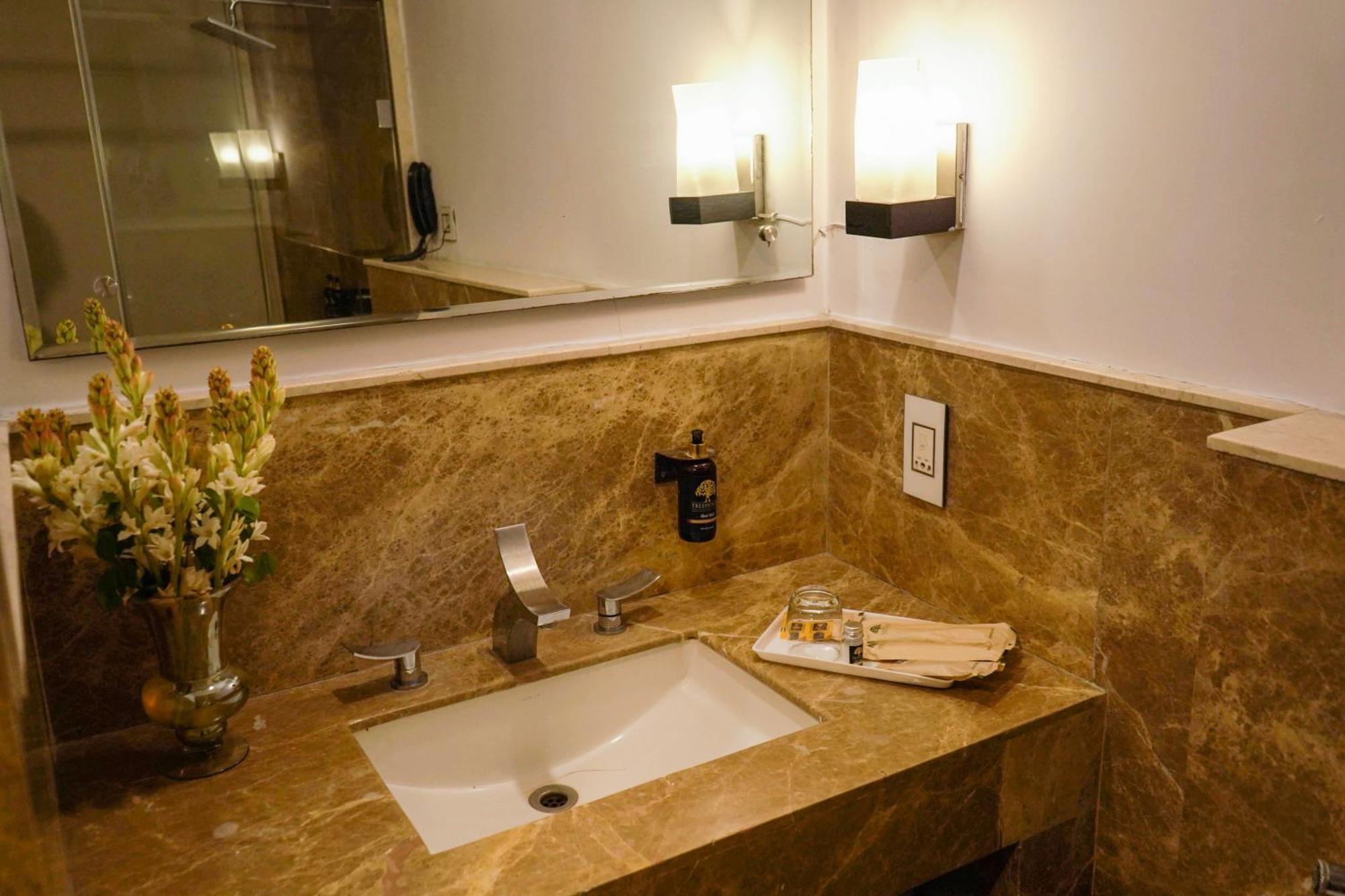 Treehouse Queens Pearl Gurgaon Eksteriør bilde